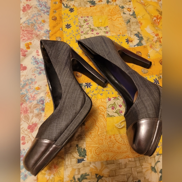 Beautiful Gray Nine West heels - Picture 3 of 5